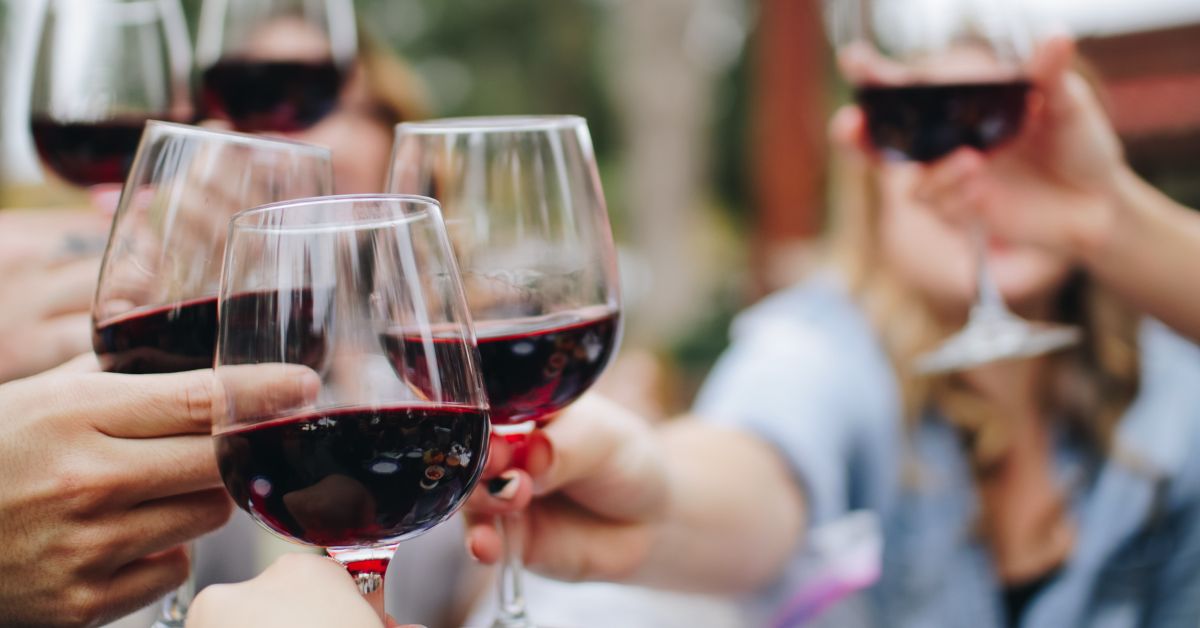 Vinho, copos de vinho, celebração