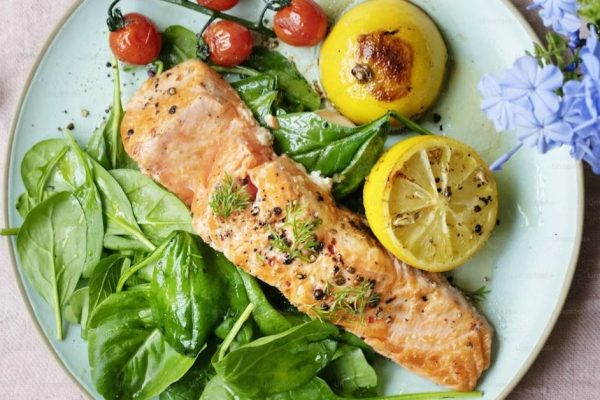 salmão, limão, alface, tomate, vitamina D